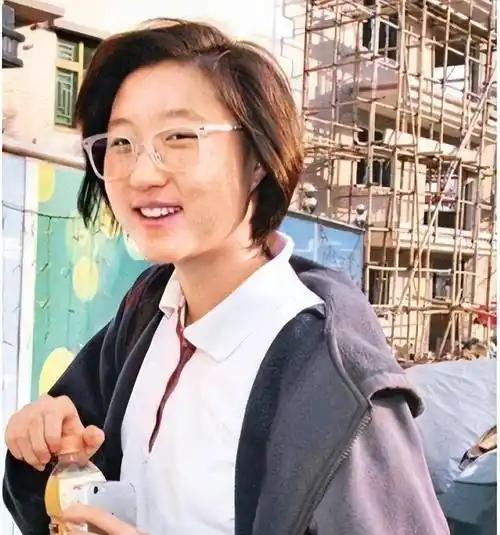 吴卓林回港住小宾馆，成龙改遗嘱留后路：这对父女，体面得让人心疼由于护照到期，