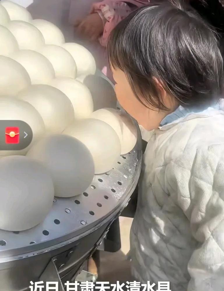 一岁半萌萌娃儿回外婆家，吃到外婆蒸的大白馒头，也不用手扶，小嘴在馒头上啃了