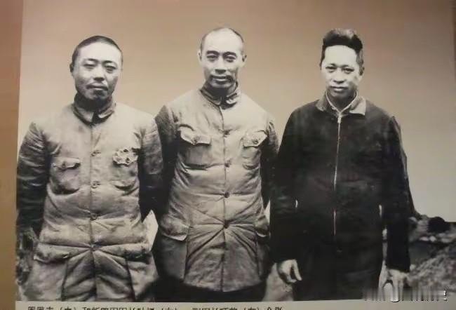 这张珍贵合影拍摄于1939年，三位我军的高级将领的一张珍贵合影！当时属于抗日最艰