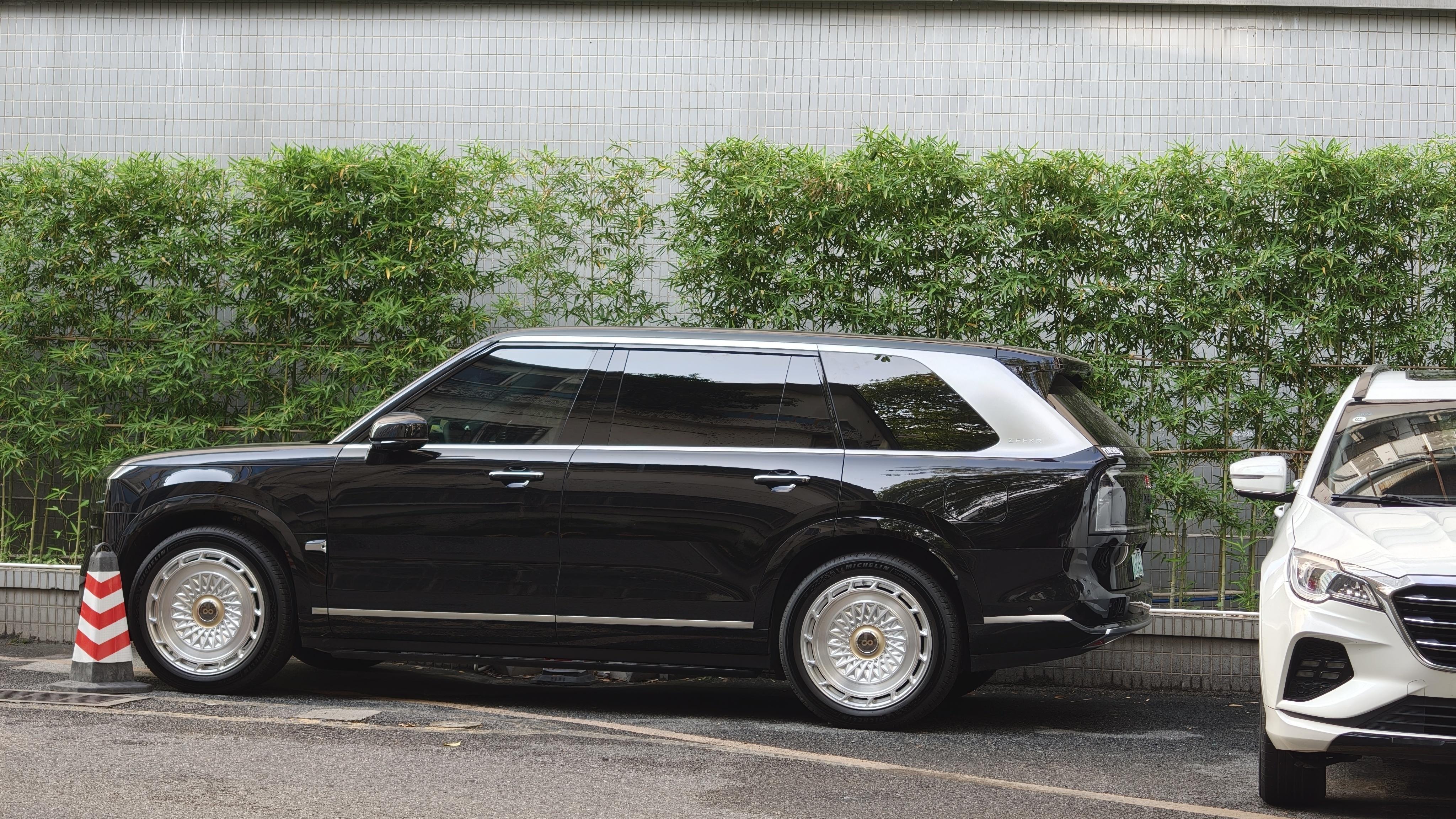 极氪9X的改装案例很有意思诶这个轮毂也非常提气场