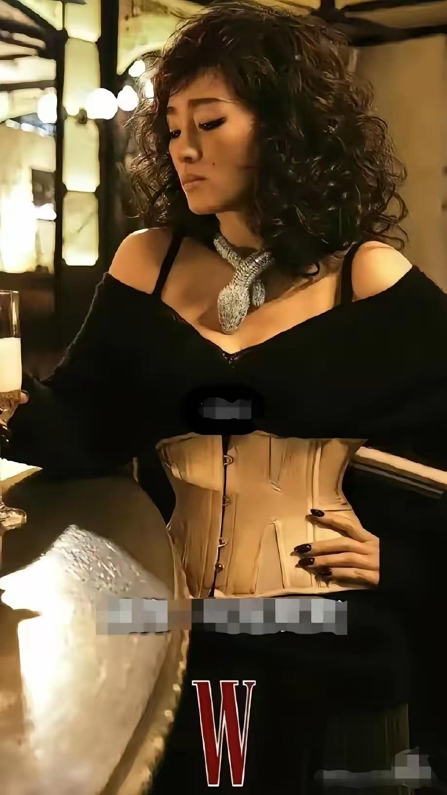 五十九岁巩俐登上《W》中文杂志封面，戴上价值三亿卡地亚蛇形项链，被网友吐槽难看有