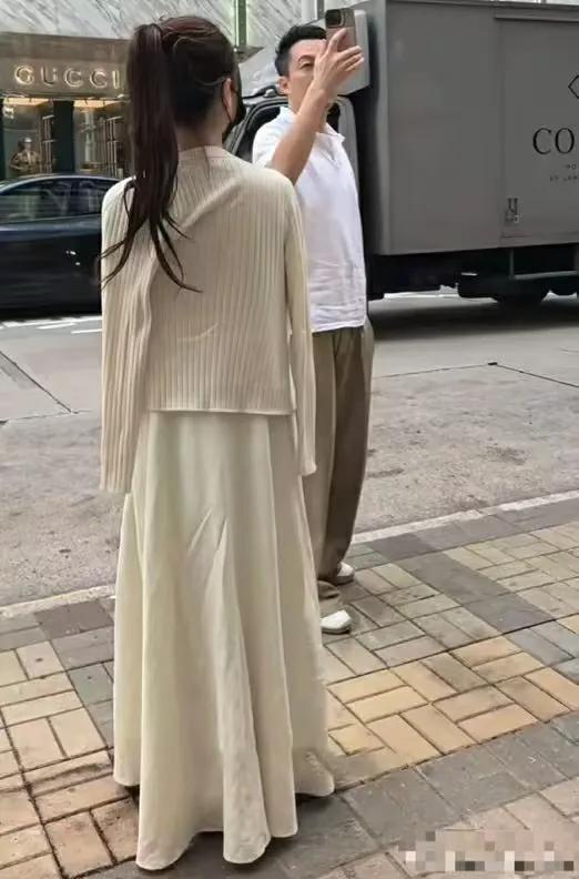汪小菲夫妇香港街头被偶遇，穿搭细节暗藏马筱梅地位玄机汪小菲和马筱梅这对夫妇可
