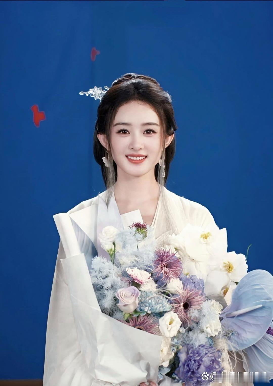 赵丽颖杀青照嫩成这样她参演的《逍遥》杀青照曝出，天呐，这么多年她竟然似乎一点没有