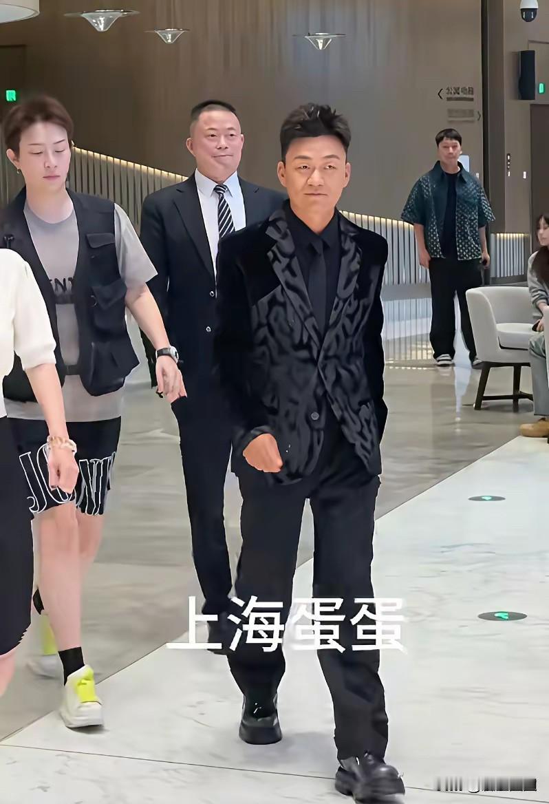 电视上看着一般般，真人巨帅气！