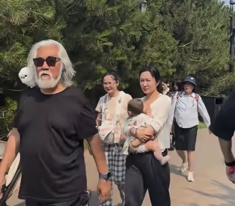 杜星霖再也狂不起来了[捂脸哭][捂脸哭]74岁的张纪中也露出了真实一面，一家人去