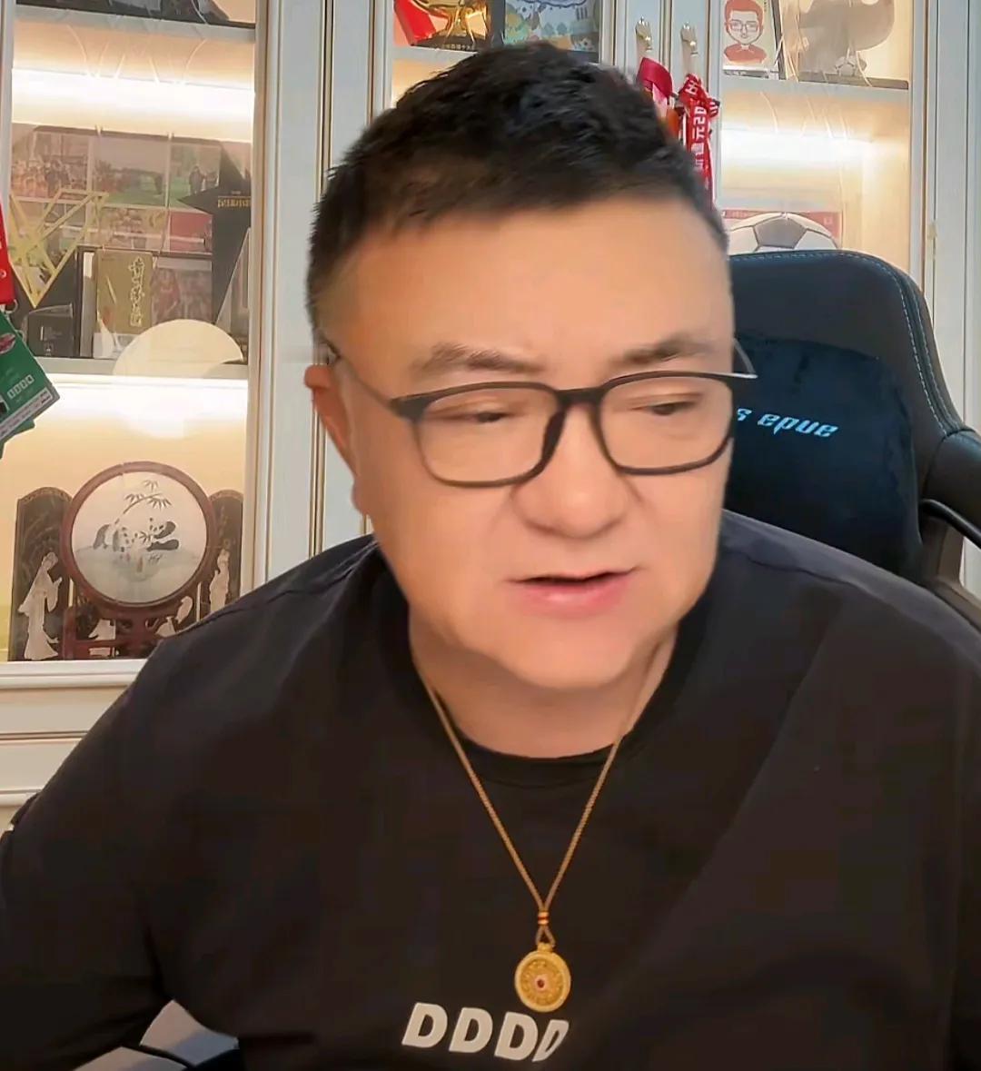 董路在直播间爆了一个料。他表示，他对足球记者马德兴是非常敬佩的。因为真的多年他