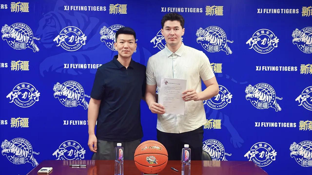 新疆男篮官宣阿不都与曲笑宇，与新疆男篮完成了续约！齐麟周末到队后，也将完成续约！