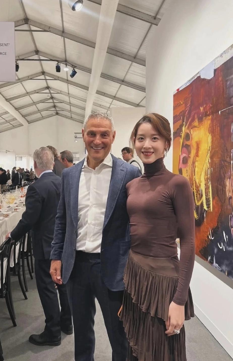 章泽天虽然前凸后翘，身段优美，但是衣品降级严重，这衣服一言难尽。