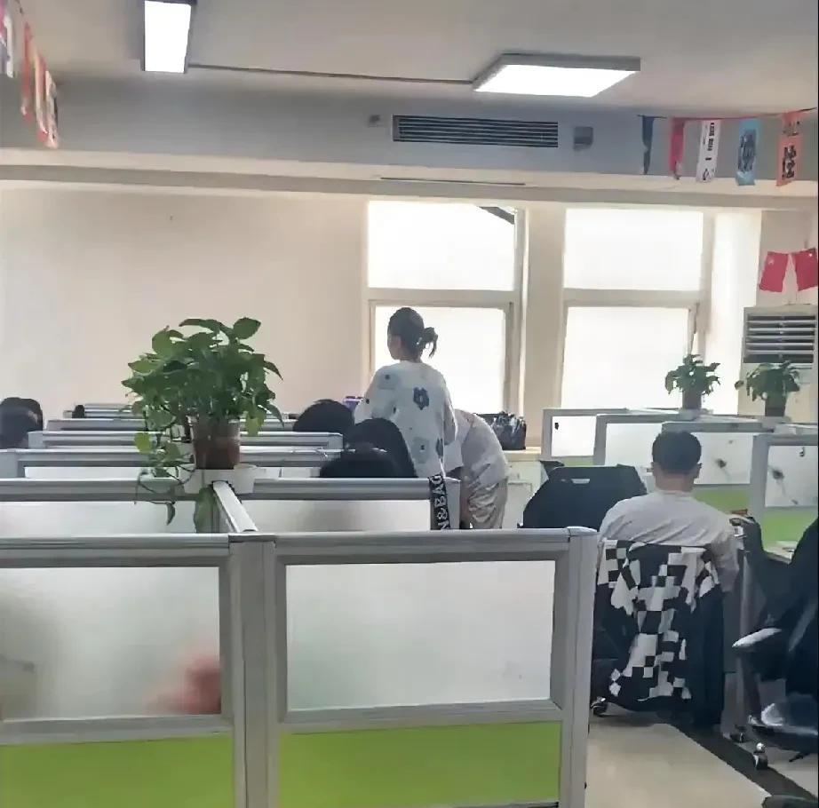 hr坦白局：hr也是打工人，员工离职的原因无外乎那么两种情况，为什么她们还要明知