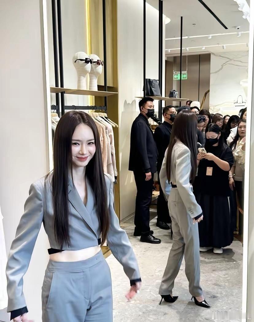 戚薇的脸怎么变得这么僵硬了