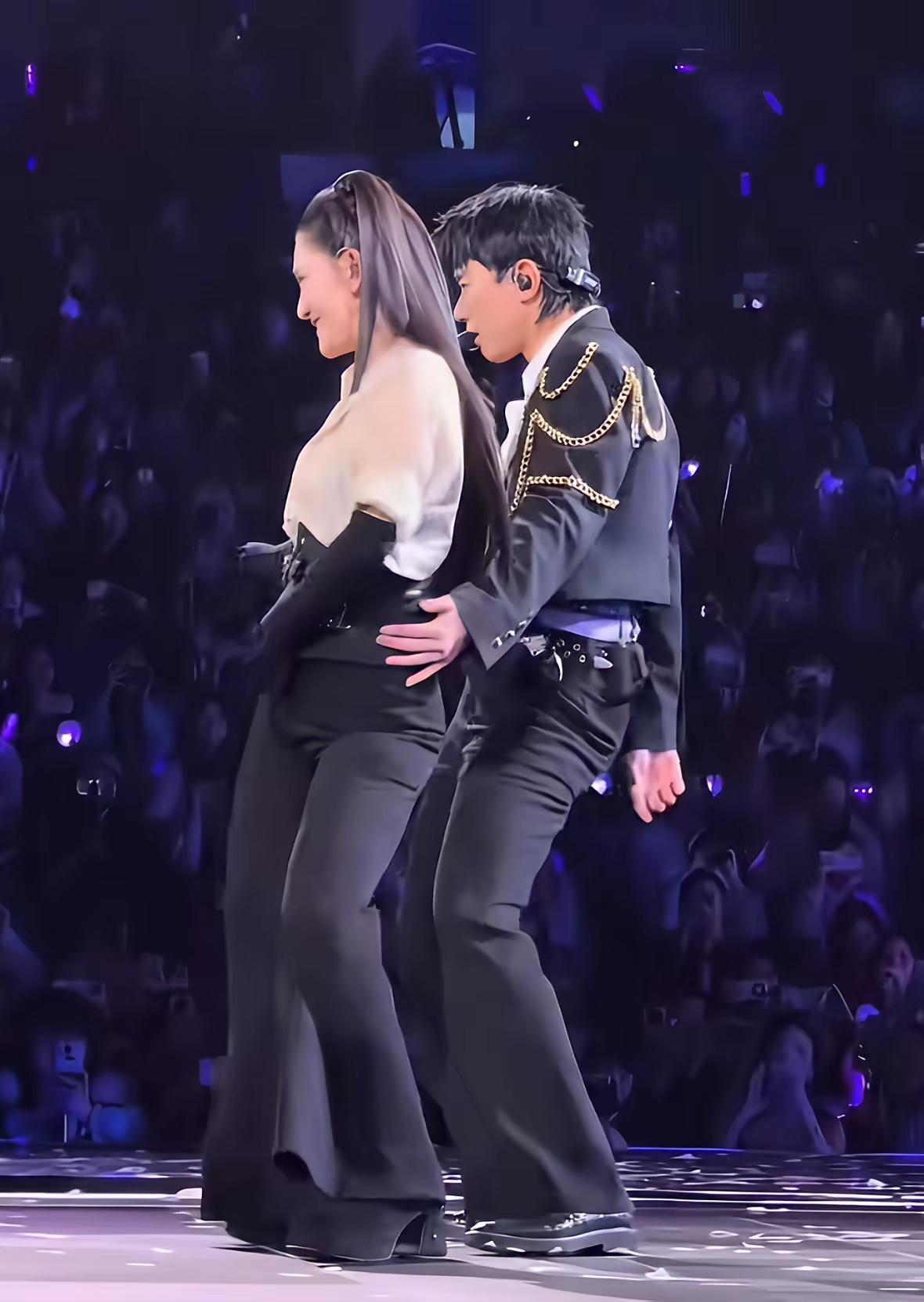 张杰这几年在乐坛的位置确实稳，但要说完全靠自己闯出来的，估计没人信。当年快