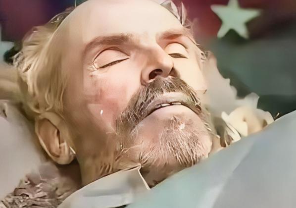 1939年河北唐县，白求恩在前线战死，为了送他的遗体去后方，交通队冒了天大的险。