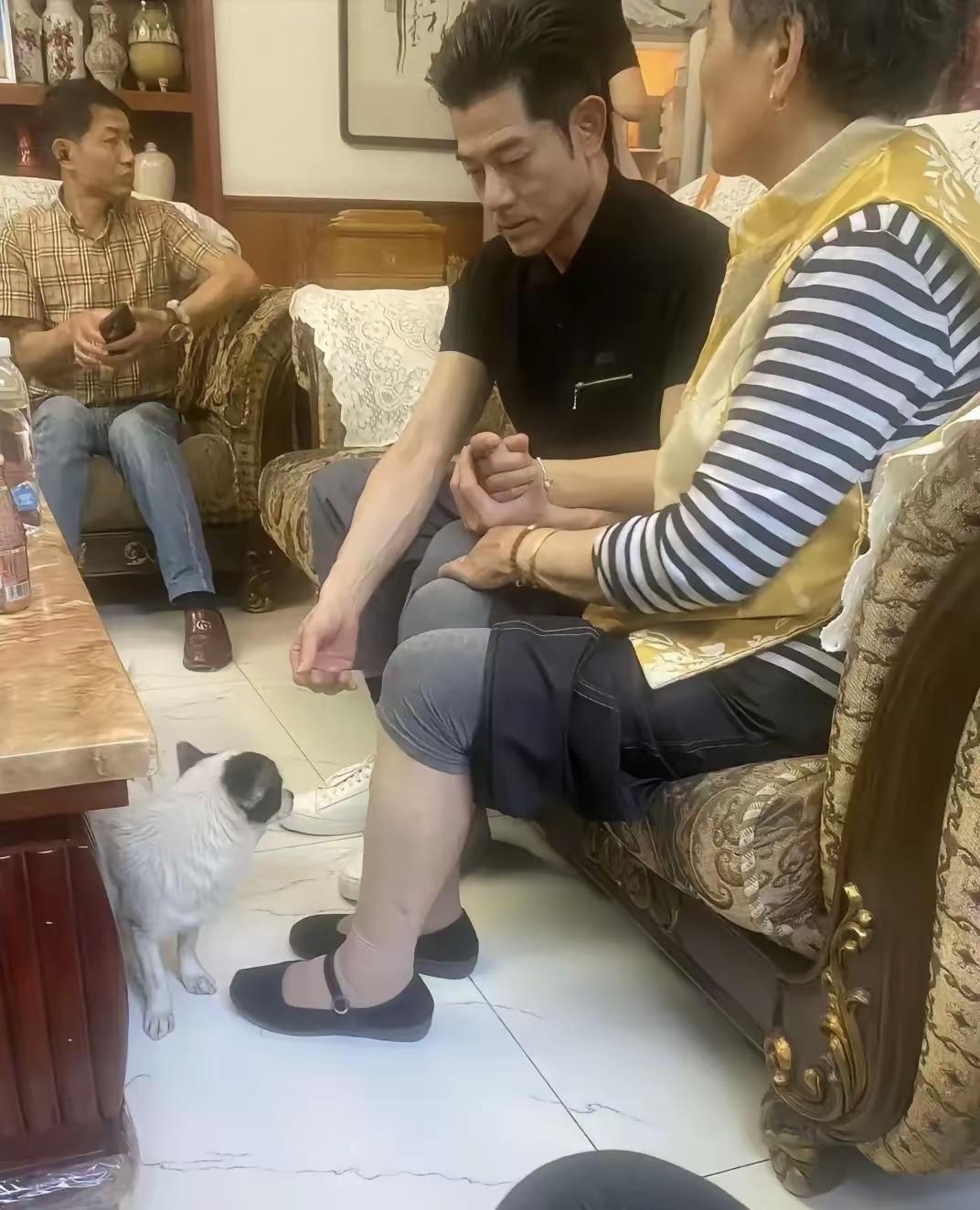 这是近期，郭富城陪老婆方媛回安徽老家，他在方媛外婆家的画面。可以看出外婆很满