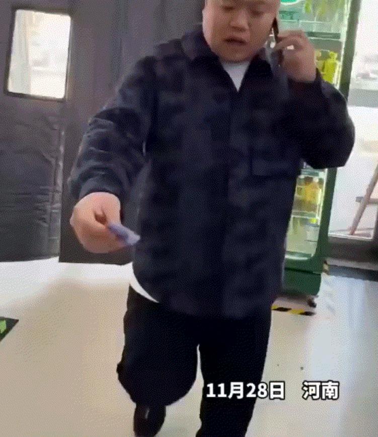 河南一小伙饭卡没钱了，让爸爸赶紧充钱，本以为顶多充1000块钱，爸爸充好钱后，小