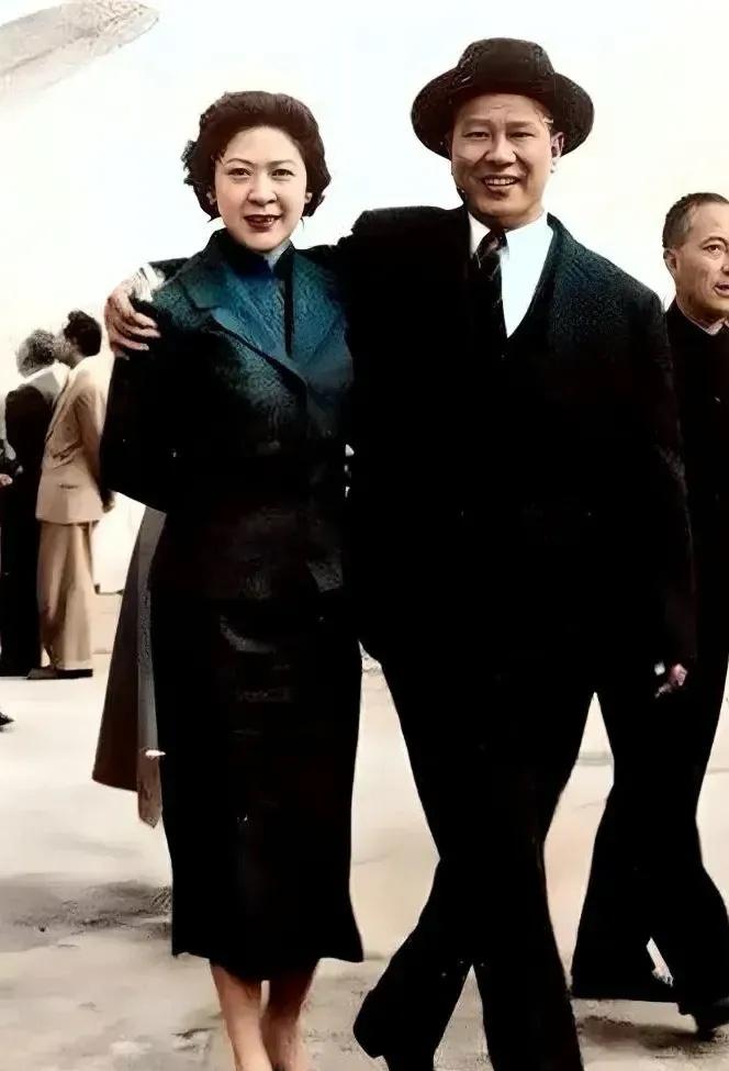 1958年，白崇禧接到12年未见的长女白先智，父女俩在松山机场的一张合影，镜头中