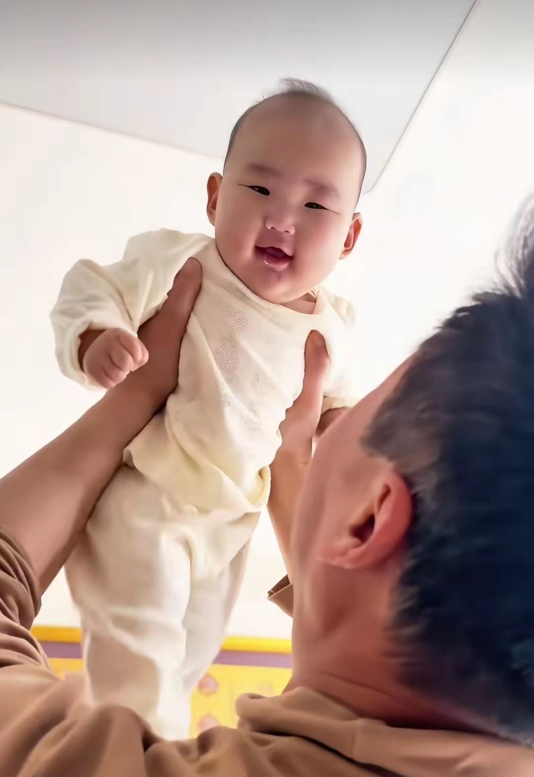 这个宝贝真是太幸运了，她有一个女儿奴的爸爸，超级爱她。亲自在园子里种菜给她吃，还
