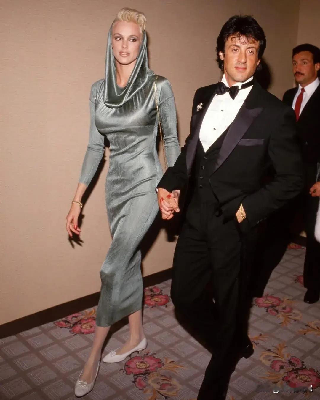 史泰龙在40年前，看起来是非常潇洒的，与他牵手的这个女子，也属于众里寻他千百度的