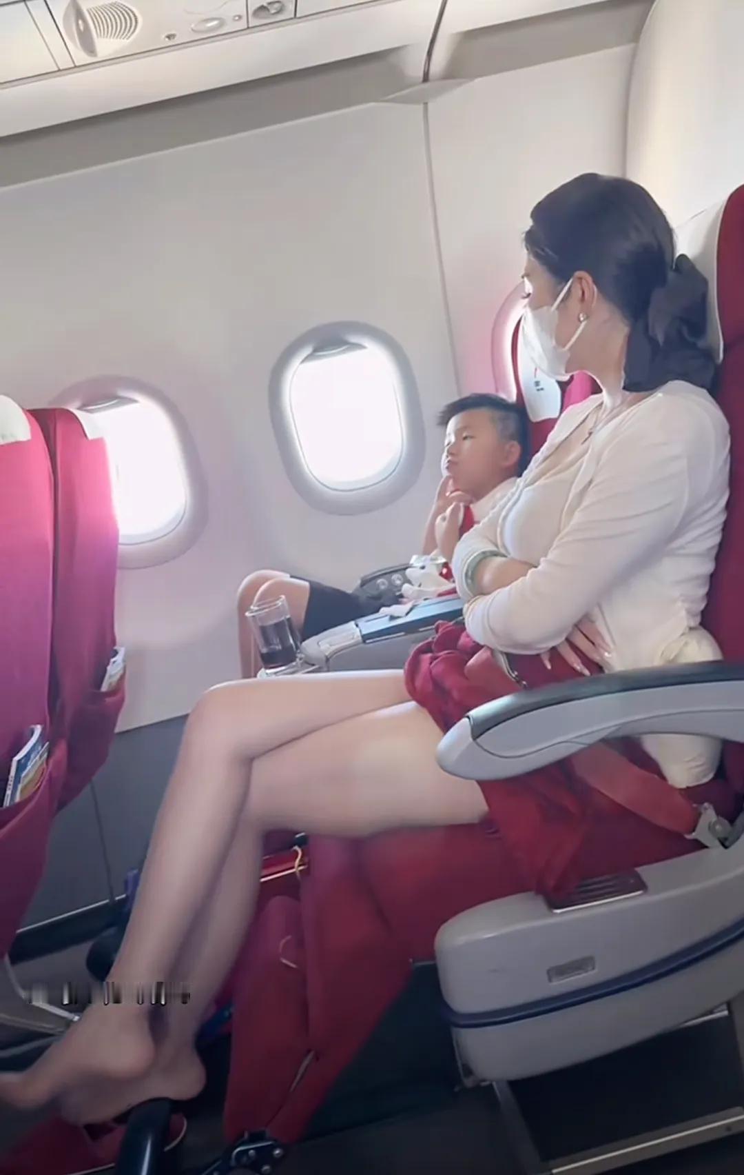 该不该提醒她把鞋穿上？[？？？]