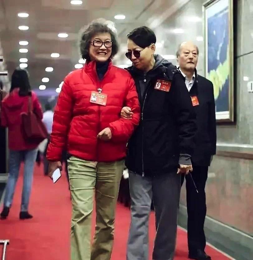 真没想到，宋丹丹和宋春丽同框，竟然是这种感觉。俩人就那么边走边聊，宋春丽一身