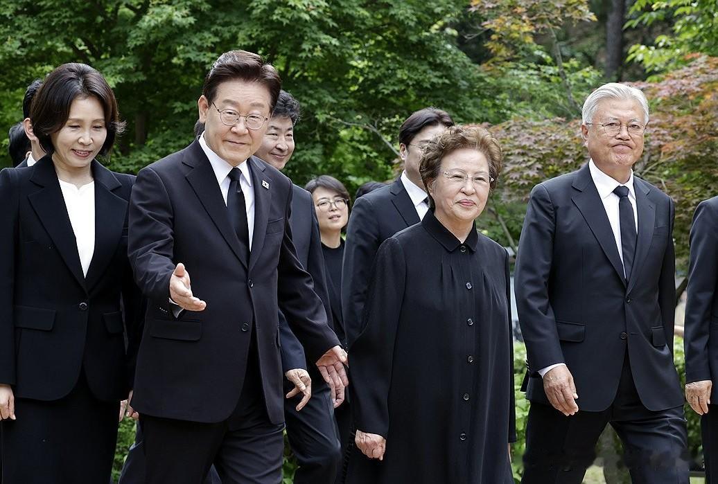 李在明邀文在寅青瓦台共进午餐，借特色餐食释放政坛团结信号7月1日，韩国总统李