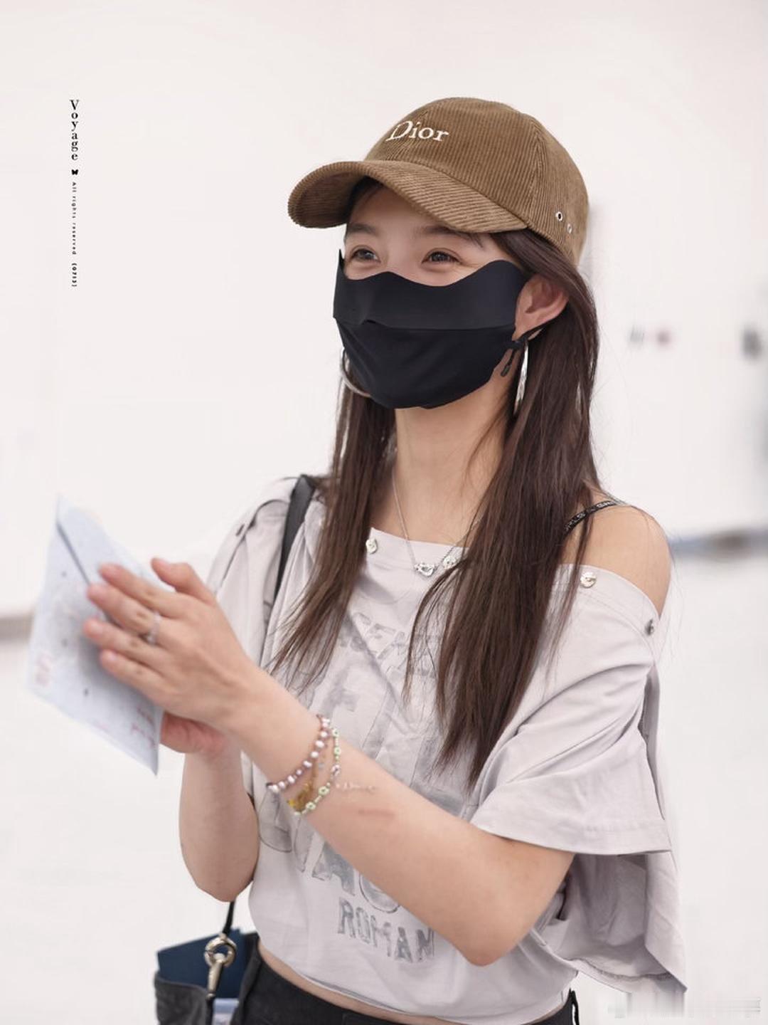 演员艾米机场路透美成啥了好瘦啊我们妹宝，素颜都好牛的生图期待新角色