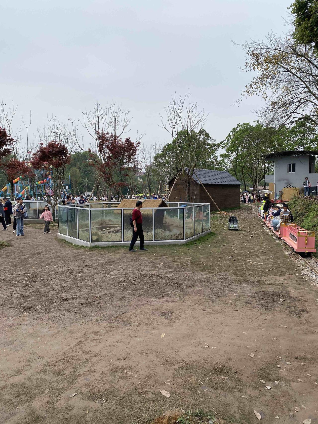 告诉你一个事实！人可以没有钱，也可以不成家，更可以在家啃老。但一定要出门。出