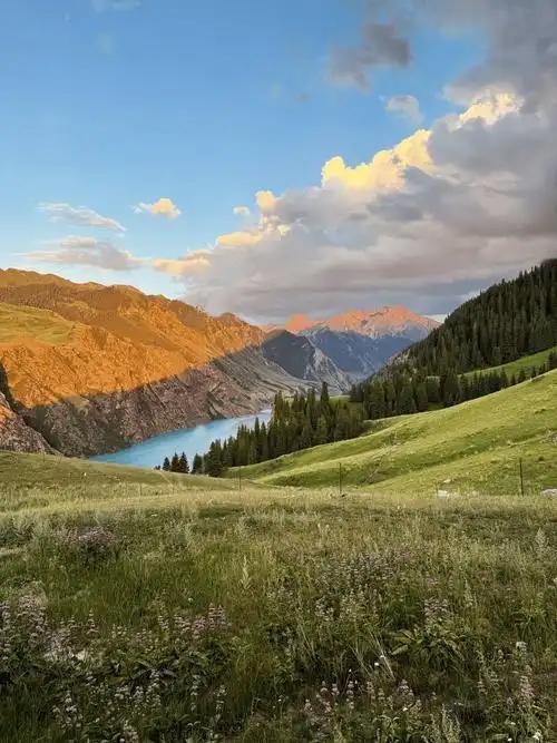 前两年我在哈密周边工作时，雅丹大海道景区‌就在附近，且天天要经过那个路口，但当地