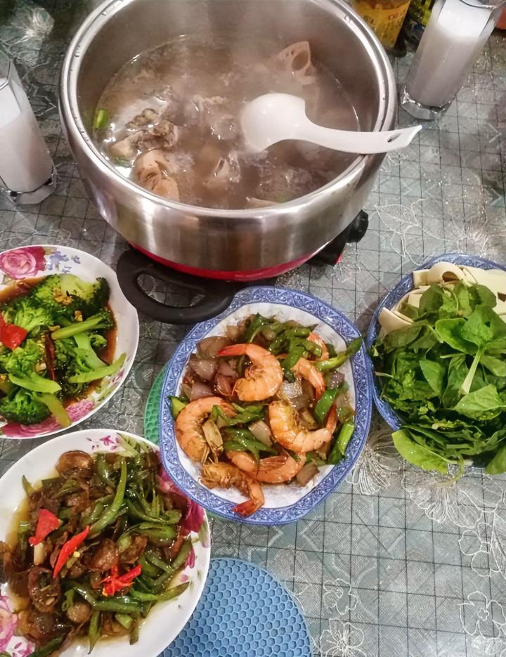 上个月，孩子爸跟婆婆大吵了一架。起因很小，就一盘隔夜菜。孩子爸执意要倒掉