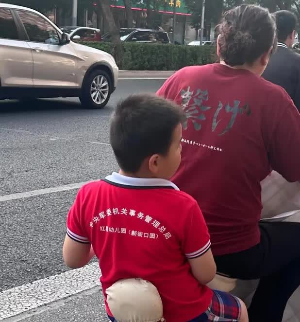 北京的牛娃[赞]看他背后也许你会想，这么牛的娃应该坐小轿车吧！那您想