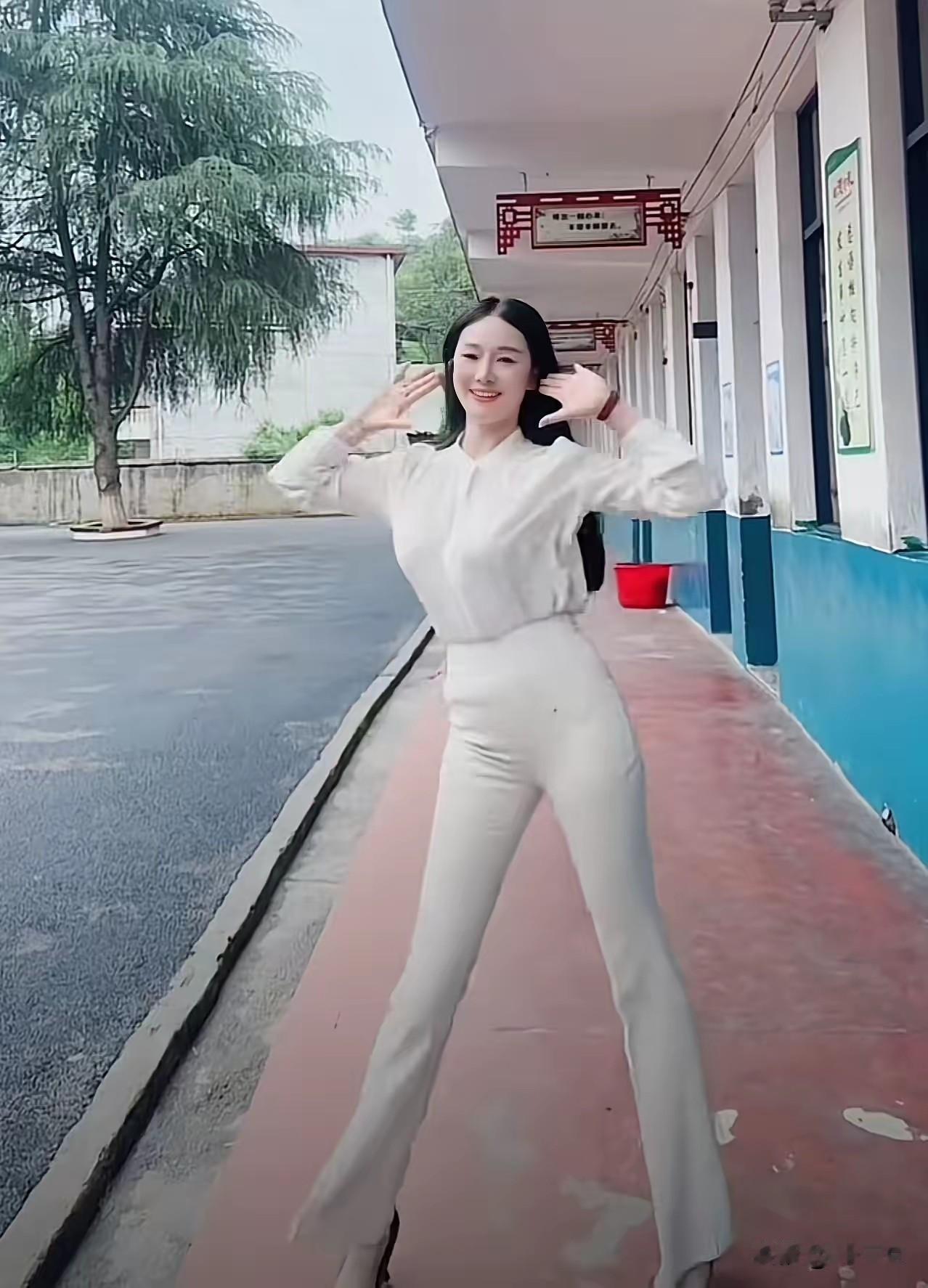 湖南一女教师有着完美身材和非常高的颜值，平时喜欢在网络上分享一些舞蹈和小视频。由