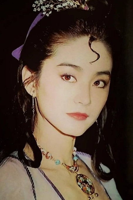 1990年，36岁的林青霞第一次见到失散多年的姐姐林莉，两人相拥而泣。当时，姐姐