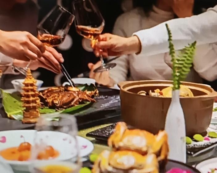 痛风这事儿，真没那么简单。就说那个58岁大哥，很少吃内脏、海鲜、豆制品，还是因痛