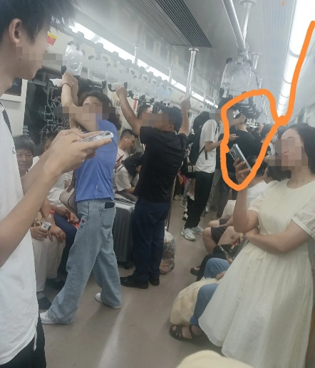6月14日上午9点25分左右，在成都二号地铁线（龙泉驿方向）上，有一位穿着黑色体