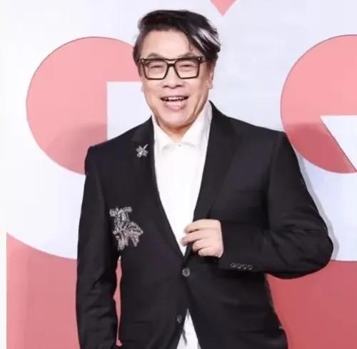 为什么蔡康永现在不装了？原因很简单，不是因为装不下去了，而是因为钱他早就赚够