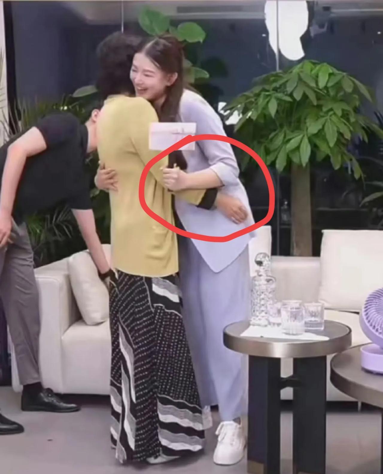 发现没？还以为董明珠和孟羽童再次合体直播会是老友重逢，没想到董明珠教育孟羽童早有