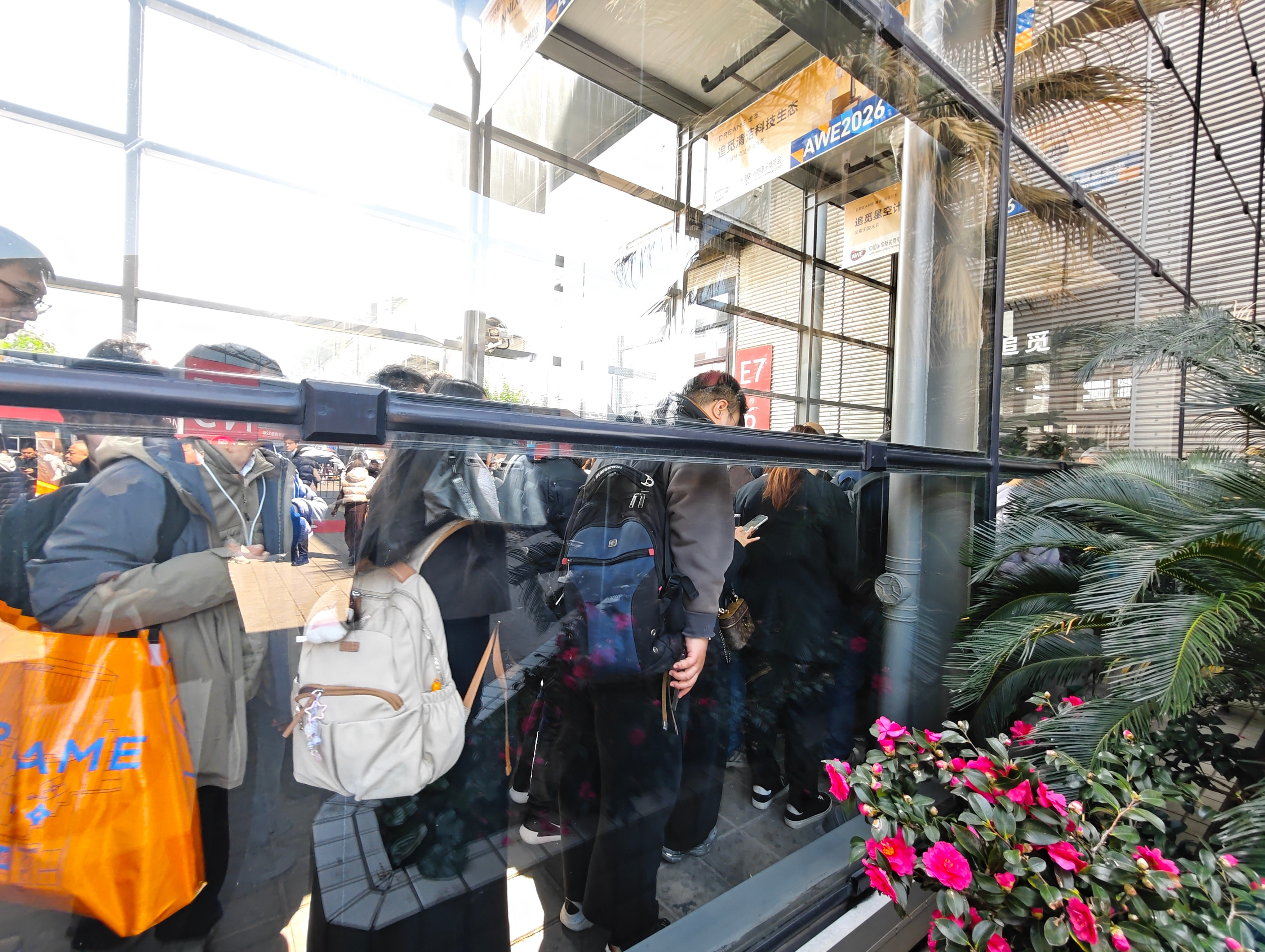 人家都是一堆品牌挤一个展馆，追觅直接包下了AWE2026一整个展馆。而且追觅的