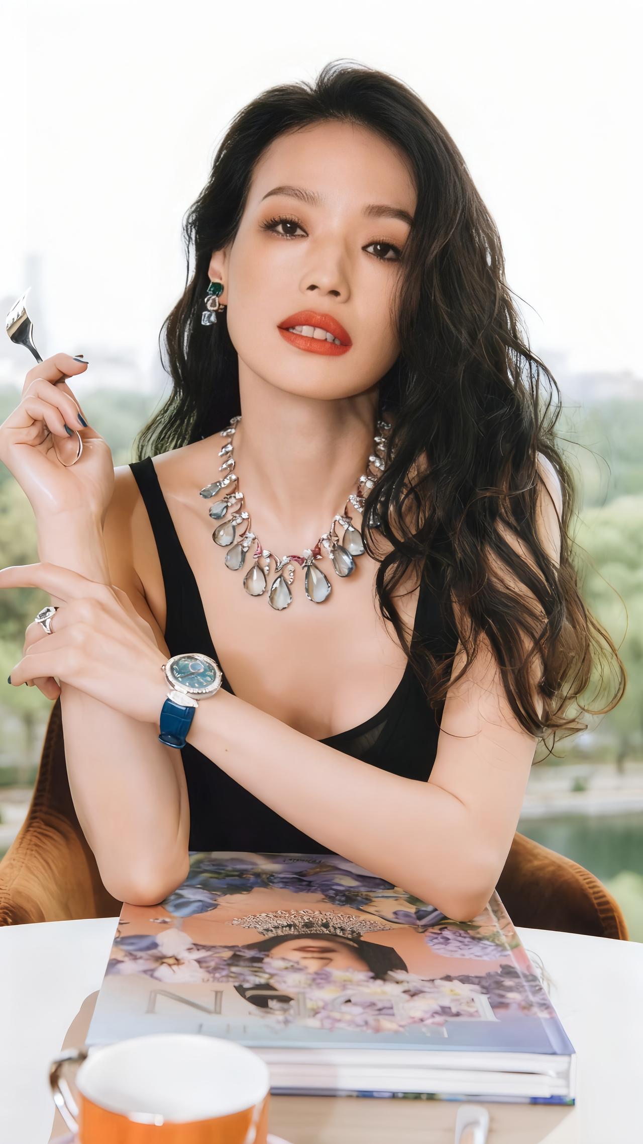 说实话我以前一直没搞懂舒淇最后为什么会嫁给冯德伦。舒淇曾经有过两段比较深