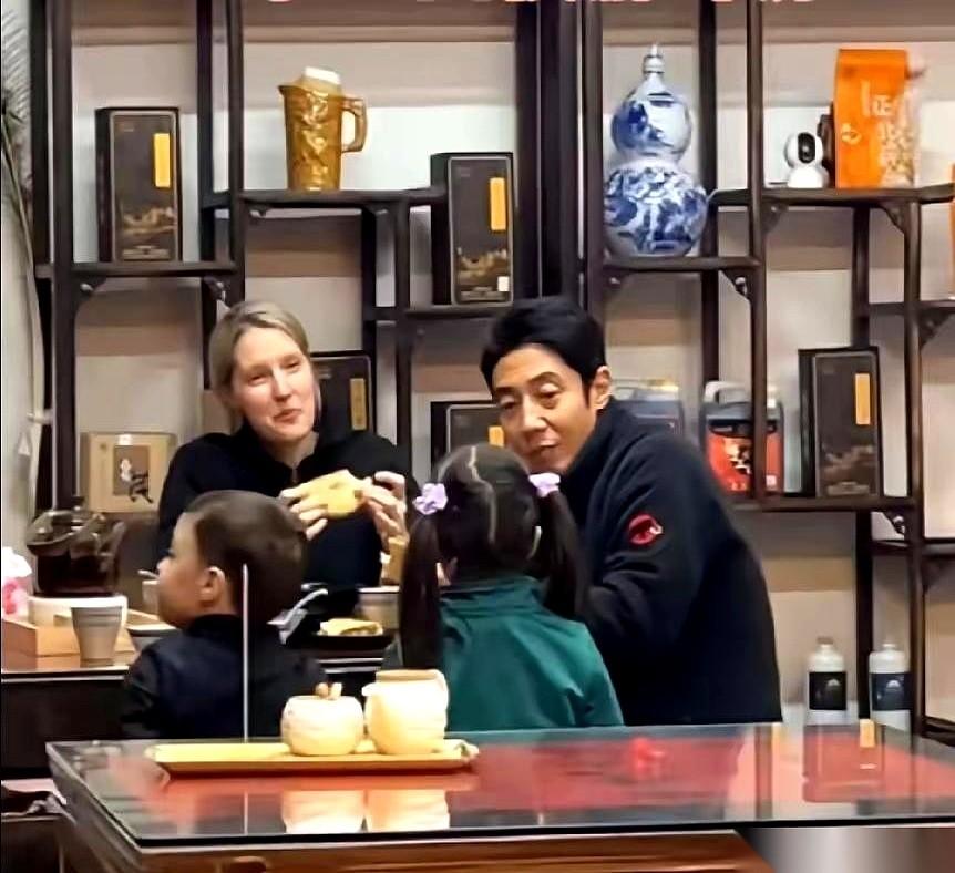 撒贝宁一家子在山西大同被偶遇了。满大街的人都在掏手机，嘴里喊着“小撒”，现场被