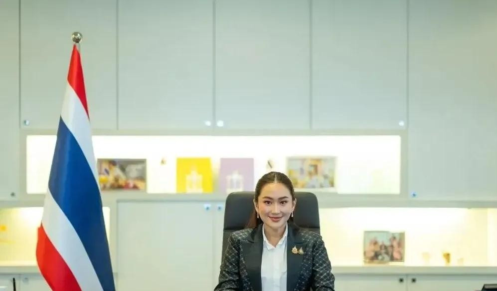 总理改组碰运气泰国总理突然就宣布了，说内阁大换血。这可不