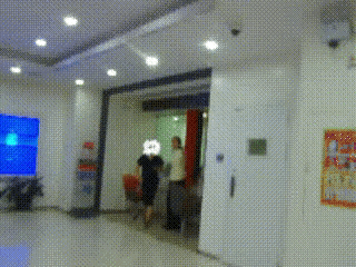 7月23日，长沙某银行，女子到银行取钱，坚持要取390万元现金，却说不清用途，柜