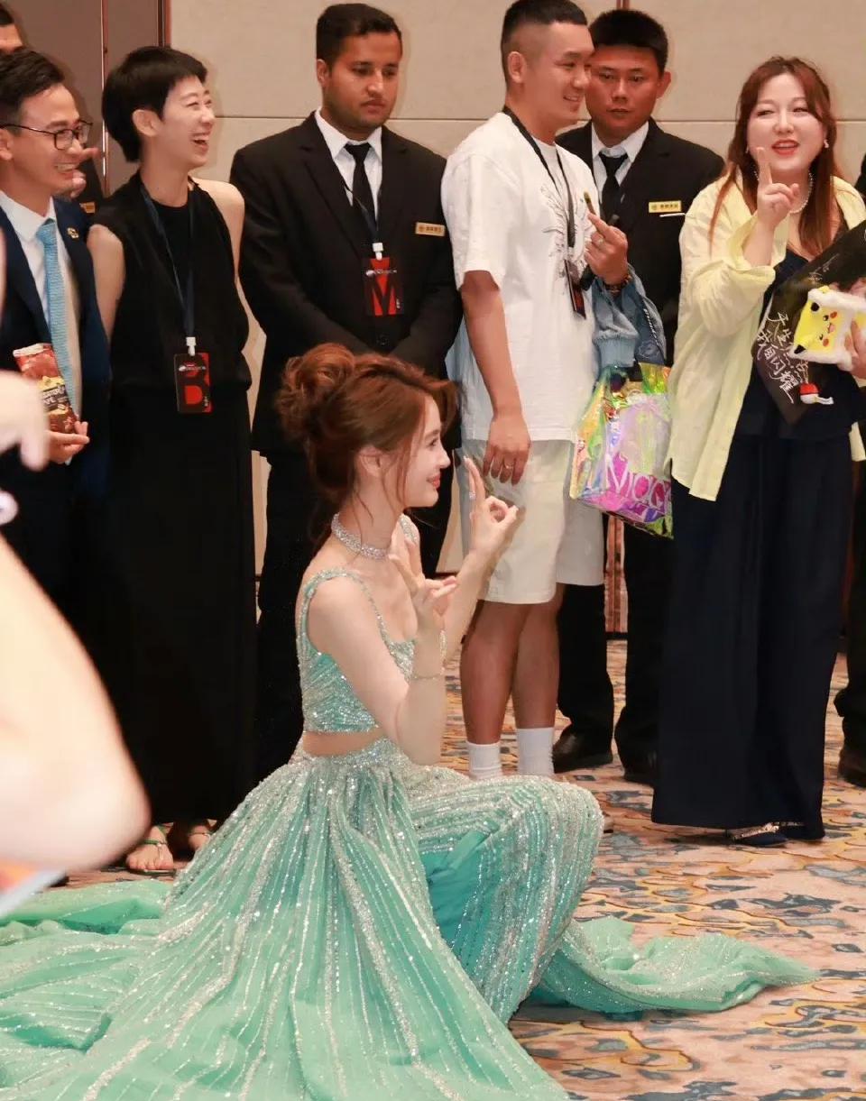 杨颖引发热议！5月25日，杨颖突然引发了网友热议，起因是杨颖出席澳门某品牌线下