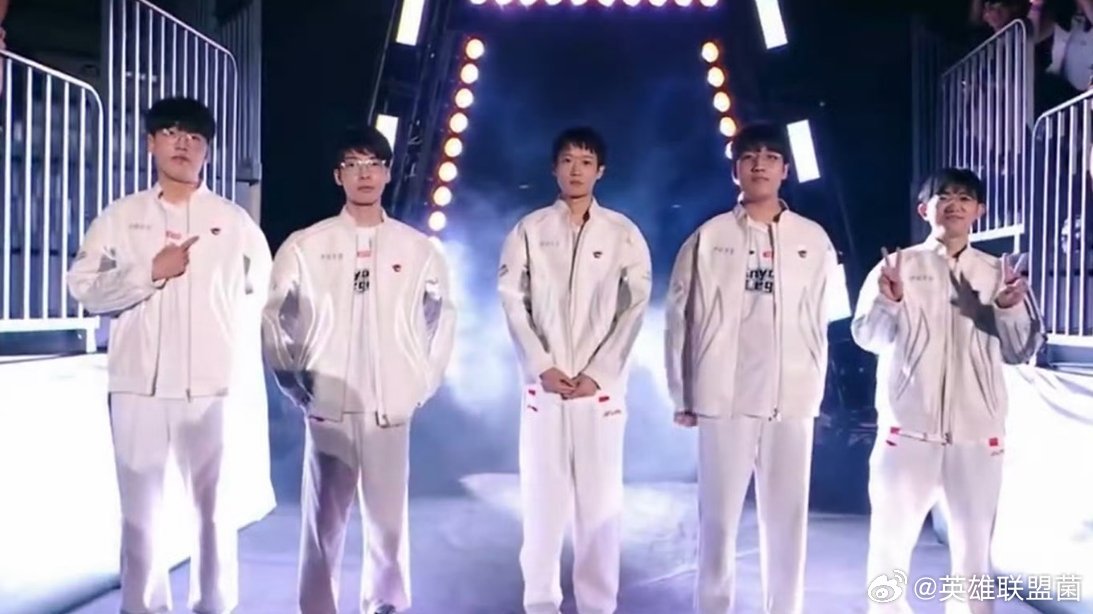 LPL全新S15出征服圣枪哥值得世界赛机票今年出征服发布啦！出征仪式上，AL战队
