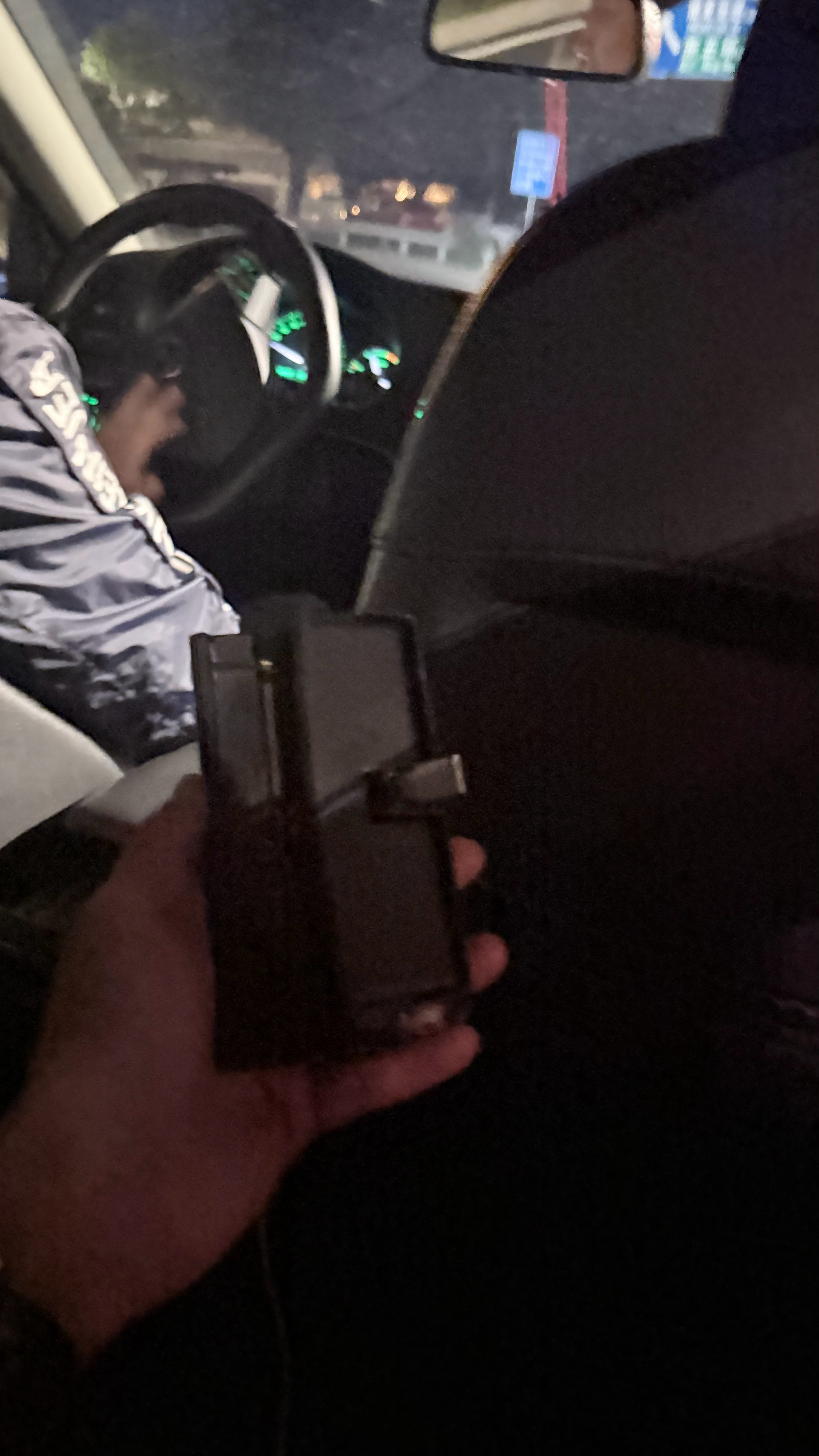 卧槽我把我的后排！烟灰缸踩坏了！几千没了！