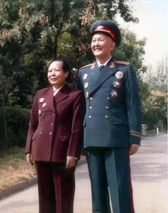 上世纪60年代的一天，吉林农机厅厅长洪学智刚下班，就被邻居告知：“洪厅长，这几天