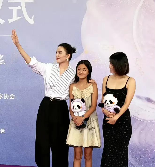 梅婷女儿曾慕梅是捧不红的！不是唱歌不好听，也不是不好看，是她女儿的是黄黑皮啊。不