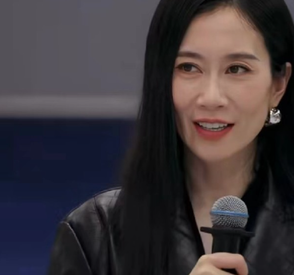 温峥嵘想和李心洁组队因为她觉得李心洁实力很强然而李心洁却拒绝了她，理由很现实，