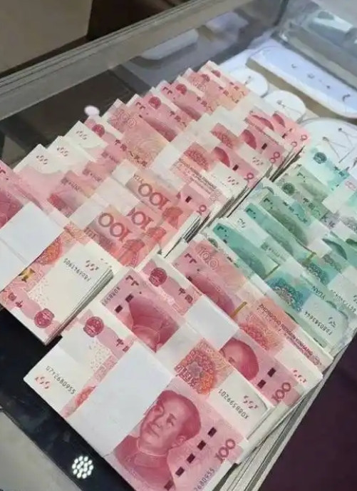 北京，一女子瞒着全职丈夫给患癌母亲转账122万，丈夫认为不妥，可女子却说钱都是她