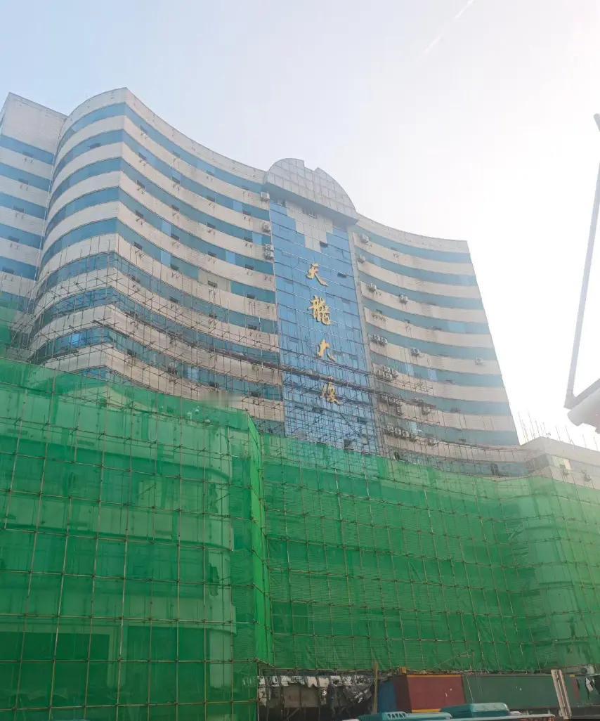 神速！济南火车站南广场搭上了手脚架。有人怀疑是重装修，可以确定是拆掉，不是重装。