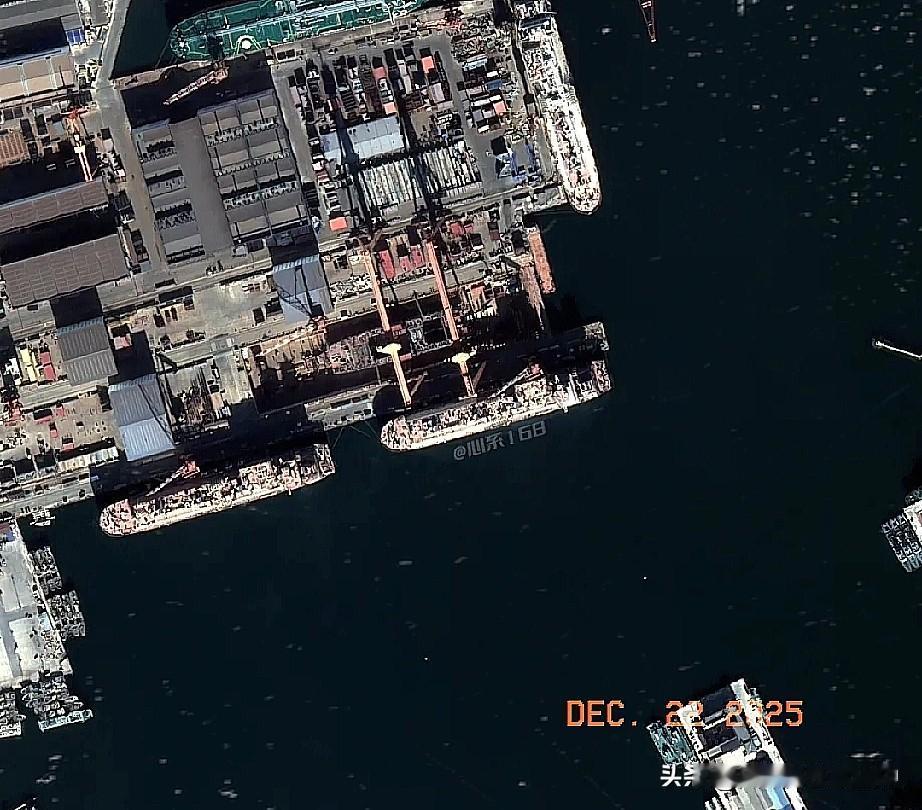 达利安干船坞冬至当天依旧是三班倒！！春节吃水饺前或完成大合拢...景象很直观