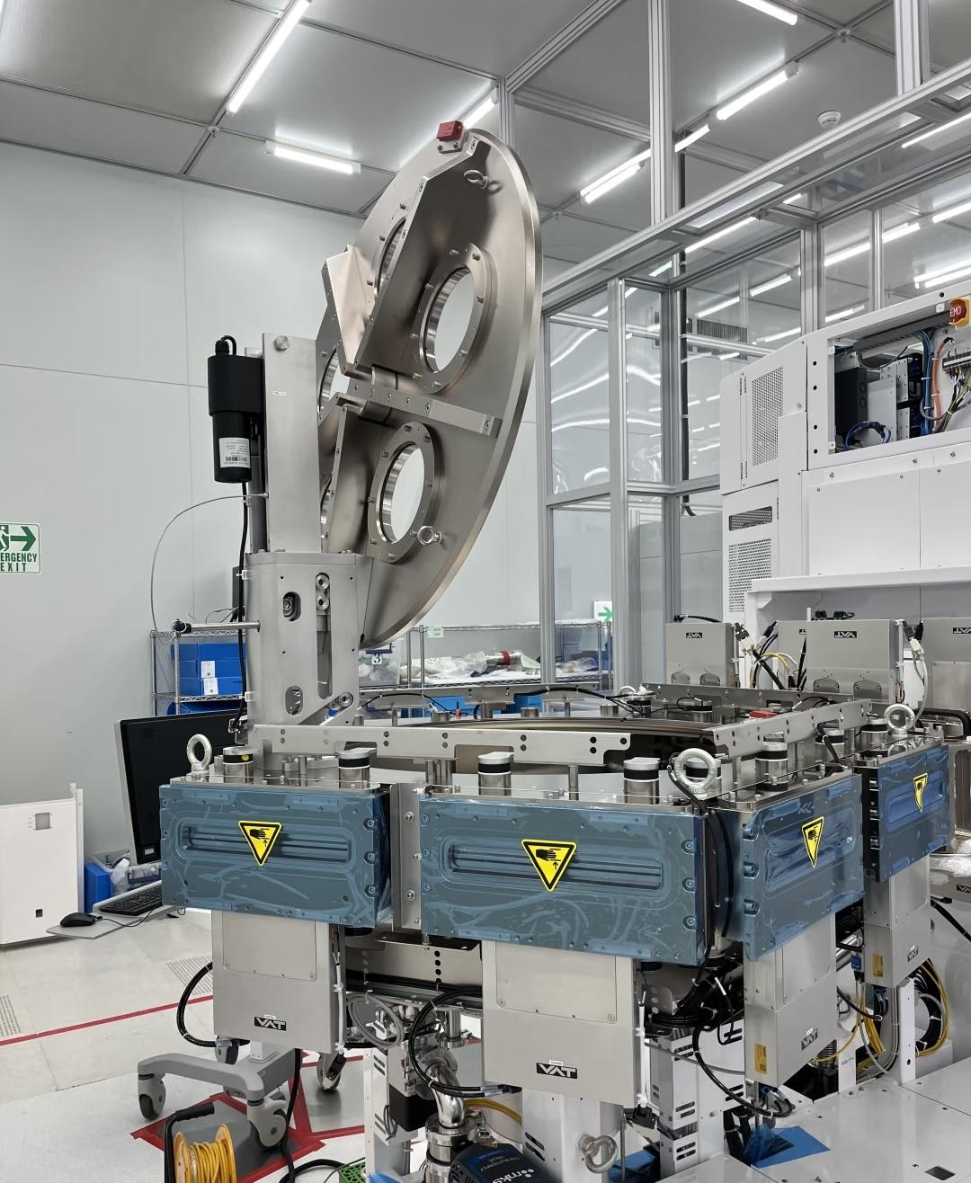 网上投了电气工程师助理跟电气工程师，成功面试上两家公司，两家公司给的待遇不一样，